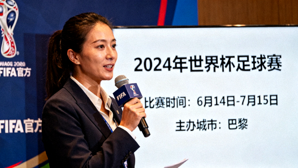 体育新闻发布现场记者与赛事信息展示
