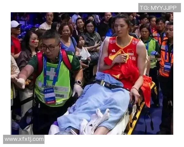 中国足球明星受伤瞬间曝光引发球迷热议与关注